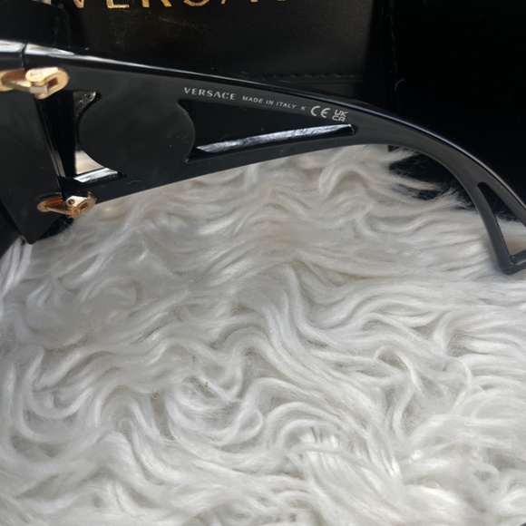 Versace Medusa Icon Shield Sunglasses( changeable lenses) - Picture 6 of 6